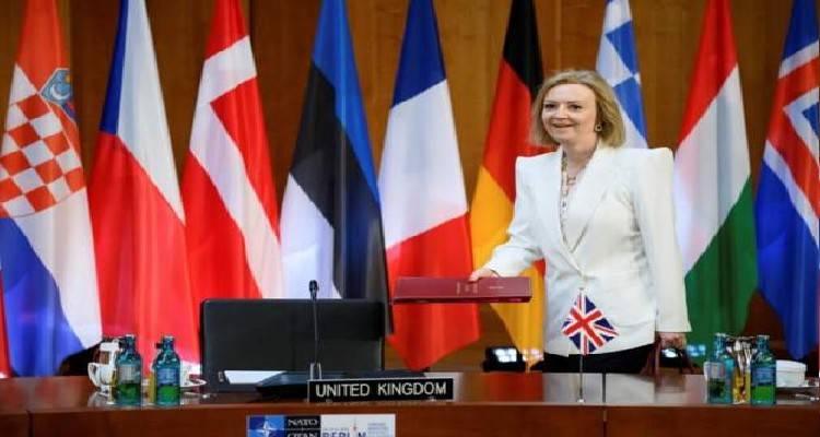 &Rho;&omega;&sigma;&iota;&kappa;ή &epsilon;&iota;&sigma;&beta;&omicron;&lambda;ή &sigma;&tau;&eta;&nu; &Omicron;&upsilon;&kappa;&rho;&alpha;&nu;ί&alpha;: &Tau;&omicron; &Nu;&Alpha;&Tau;&Omicron; &pi;&rho;έ&pi;&epsilon;&iota; &nu;&alpha; &kappa;&rho;&alpha;&tau;ή&sigma;&epsilon;&iota; &tau;&eta;&nu; &pi;ό&rho;&tau;&alpha; &alpha;&nu;&omicron;&iota;&chi;&tau;ή &sigma;&epsilon; &nu;έ&alpha; &mu;έ&lambda;&eta;, &upsilon;&pi;&omicron;&gamma;&rho;&alpha;&mu;&mu;ί&zeta;&epsilon;&iota; &tau;&omicron; &Eta;&nu;&omega;&mu;έ&nu;&omicron; &Beta;&alpha;&sigma;ί&lambda;&epsilon;&iota;&omicron;