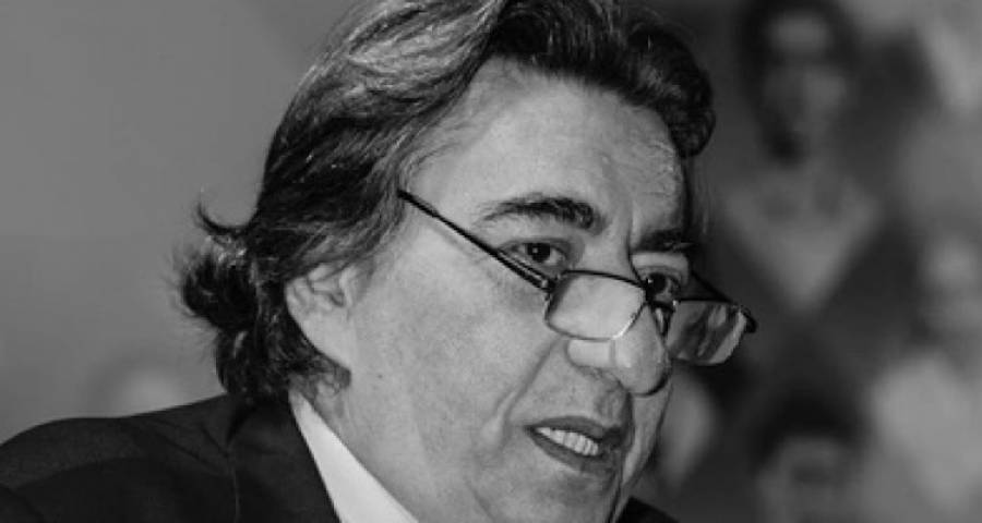 &Pi;έ&theta;&alpha;&nu;&epsilon; &sigma;&tau;&alpha; 73 &tau;&omicron;&upsilon; &omicron; &Gamma;&iota;ώ&rho;&gamma;&omicron;&sigmaf; &Mu;&alpha;&kappa;&rho;ό&pi;&omicron;&upsilon;&lambda;&omicron;&sigmaf;: &Theta;&lambda;ί&psi;&eta; &sigma;&tau;&omicron; &epsilon;&lambda;&lambda;&eta;&nu;&iota;&kappa;ό &sigma;&kappa;ά&kappa;&iota;