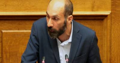 Πάλλης: «Οι μετανάστες κρατούν ανοιχτά τα σχολεία στα νησιά» (video)
