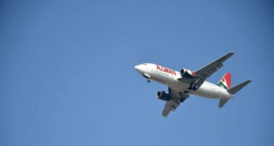 Πανικός στη Νιγηρία: Ανδρας ανεβαίνει στο φτερό εν κινήσει αεροπλάνου [βίντεο]