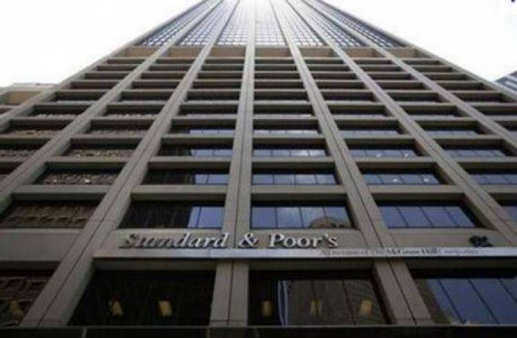 &Alpha;&nu;&alpha;&beta;ά&theta;&mu;&iota;&sigma;&eta; &gamma;&iota;&alpha; &Epsilon;&lambda;&lambda;ά&delta;&alpha; &alpha;&pi;ό S&amp;P. &Tau;έ&lambda;&omicron;&sigmaf; &eta; &laquo;&epsilon;&pi;&iota;&lambda;&epsilon;&kappa;&tau;&iota;&kappa;ή &chi;&rho;&epsilon;&omicron;&kappa;&omicron;&pi;ί&alpha;&raquo;