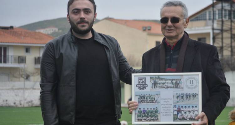 Φωτογραφία: limnosxpress.gr | Ο πρόεδρος της Ηφαιστίας, Σπύρος Μπούμπουρας βραβεύει τον Βαγγέλη Σταματέρη για την πολυετή προσφορά του στο σωματείο.
