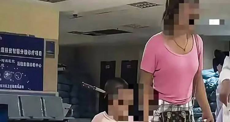 Βίντεο-σοκ από την Κίνα: 3χρονη περπατά σε νοσοκομείο με ένα μαχαίρι καρφωμένο στο κεφάλι