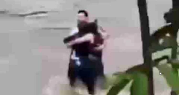 &Rho;&alpha;&gamma;ί&zeta;&omicron;&upsilon;&nu; &kappa;&alpha;&rho;&delta;&iota;έ&sigmaf; &sigma;&tau;&eta;&nu; &Iota;&tau;&alpha;&lambda;ί&alpha;: &Eta; &tau;&epsilon;&lambda;&epsilon;&upsilon;&tau;&alpha;ί&alpha; &alpha;&gamma;&kappa;&alpha;&lambda;&iota;ά &tau;&rho;&iota;ώ&nu; &phi;ί&lambda;&omega;&nu; &pi;&rho;&iota;&nu; &tau;&omicron;&upsilon;&sigmaf; &pi;&alpha;&rho;&alpha;&sigma;ύ&rho;&omicron;&upsilon;&nu; &tau;&alpha; &nu;&epsilon;&rho;ά &pi;&omicron;&tau;&alpha;&mu;&omicron;ύ [&beta;ί&nu;&tau;&epsilon;&omicron;]