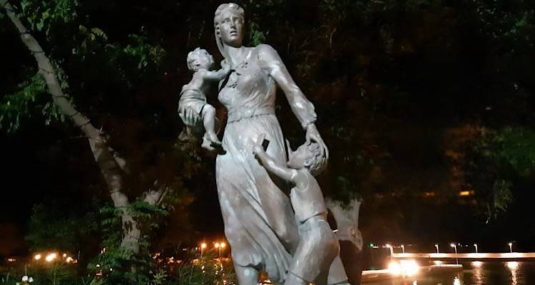 &laquo;&Mu;ά&nu;&alpha; &Mu;&iota;&kappa;&rho;&alpha;&sigma;&iota;ά&tau;&iota;&sigma;&sigma;&alpha;&raquo;: &Tau;&rho;&alpha;&gamma;&omicron;ύ&delta;&iota; &tau;&omicron;&upsilon; &Gamma;&iota;ά&nu;&nu;&eta; &Xi;&eta;&rho;&omicron;&mu;&epsilon;&rho;ί&tau;&eta; &epsilon;&mu;&pi;&nu;&epsilon;&upsilon;&sigma;&mu;έ&nu;&omicron; &alpha;&pi;ό &tau;&omicron; ά&gamma;&alpha;&lambda;&mu;&alpha; &tau;&eta;&sigmaf; &Nu;έ&alpha;&sigmaf; &Kappa;&omicron;ύ&tau;&alpha;&lambda;&eta;&sigmaf;