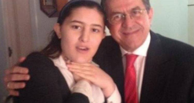 &Pi;έ&theta;&alpha;&nu;&epsilon; &eta; &kappa;ό&rho;&eta; &tau;&omicron;&upsilon; &Nu;ί&kappa;&omicron;&upsilon; &Nu;&iota;&kappa;&omicron;&lambda;ό&pi;&omicron;&upsilon;&lambda;&omicron;&upsilon;