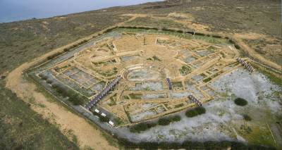 &Eta; &Lambda;ή&mu;&nu;&omicron;&sigmaf; &sigma;&tau;&alpha; &epsilon;&lambda;&lambda;&eta;&nu;&iota;&kappa;ά &nu;&eta;&sigma;&iota;ά &pi;&omicron;&upsilon; &laquo;&epsilon;&upsilon;&nu;&omicron;&omicron;ύ&nu;&tau;&alpha;&iota;&raquo; &alpha;&pi;ό &tau;&omicron;&upsilon;&sigmaf; &Theta;&epsilon;&omicron;ύ&sigmaf; &tau;&omicron;&upsilon; &Omicron;&lambda;ύ&mu;&pi;&omicron;&upsilon;