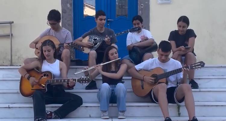 Ό&tau;&alpha;&nu; &eta; &mu;&omicron;&upsilon;&sigma;&iota;&kappa;ή &gamma;ί&nu;&epsilon;&tau;&alpha;&iota; &pi;&alpha;&rho;έ&alpha; | &Sigma;&alpha;&sigmaf; &pi;&alpha;&rho;&omicron;&upsilon;&sigma;&iota;ά&zeta;&omicron;&upsilon;&mu;&epsilon; &tau;&omicron;&upsilon;&sigmaf; &laquo;&Sigma;&upsilon;&nu;&epsilon;&nu;&nu;ό&eta;&sigma;&eta; &Mu;&pi;&omicron;&upsilon;&zeta;&omicron;ύ&kappa;&iota;&raquo; &tau;&omicron;&upsilon; &Gamma;&Epsilon;&Lambda; &Mu;&omicron;ύ&delta;&rho;&omicron;&upsilon;