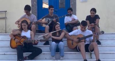 Ό&tau;&alpha;&nu; &eta; &mu;&omicron;&upsilon;&sigma;&iota;&kappa;ή &gamma;ί&nu;&epsilon;&tau;&alpha;&iota; &pi;&alpha;&rho;έ&alpha; | &Sigma;&alpha;&sigmaf; &pi;&alpha;&rho;&omicron;&upsilon;&sigma;&iota;ά&zeta;&omicron;&upsilon;&mu;&epsilon; &tau;&omicron;&upsilon;&sigmaf; &laquo;&Sigma;&upsilon;&nu;&epsilon;&nu;&nu;ό&eta;&sigma;&eta; &Mu;&pi;&omicron;&upsilon;&zeta;&omicron;ύ&kappa;&iota;&raquo; &tau;&omicron;&upsilon; &Gamma;&Epsilon;&Lambda; &Mu;&omicron;ύ&delta;&rho;&omicron;&upsilon;