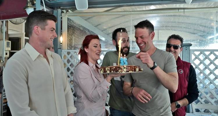 Σε ψαροταβέρνα ο Κασσελάκης με τον Τάιλερ μετά την ορκωμοσία στον στρατό: Έσβησε τούρτα για τα γενέθλιά του