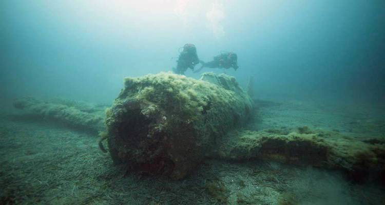 Εντυπωσιακές εικόνες από υποβρύχιες έρευνες σε συντρίμμια αεροσκαφών του Β&#039; Παγκοσμίου Πολέμου