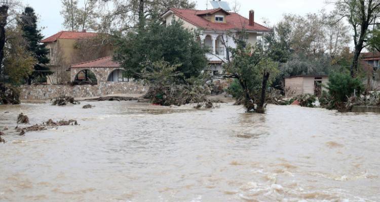 Χαλκιδική: Πλημμύρες και κατολισθήσεις από την κακοκαιρία | Χείμαρρος παρέσυρε ΙΧ με δυο γυναίκες