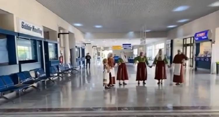 &Sigma;&tau;&eta; &Lambda;ή&mu;&nu;&omicron; &omicron;&iota; &pi;&rho;ώ&tau;&omicron;&iota; &Sigma;&kappa;&alpha;&nu;&delta;&iota;&nu;&alpha;&beta;&omicron;ί | Grande Fiesta &gamma;&iota;&alpha; &tau;&eta;&nu; &upsilon;&pi;&omicron;&delta;&omicron;&chi;ή (video)