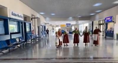 &Sigma;&tau;&eta; &Lambda;ή&mu;&nu;&omicron; &omicron;&iota; &pi;&rho;ώ&tau;&omicron;&iota; &Sigma;&kappa;&alpha;&nu;&delta;&iota;&nu;&alpha;&beta;&omicron;ί | Grande Fiesta &gamma;&iota;&alpha; &tau;&eta;&nu; &upsilon;&pi;&omicron;&delta;&omicron;&chi;ή (video)