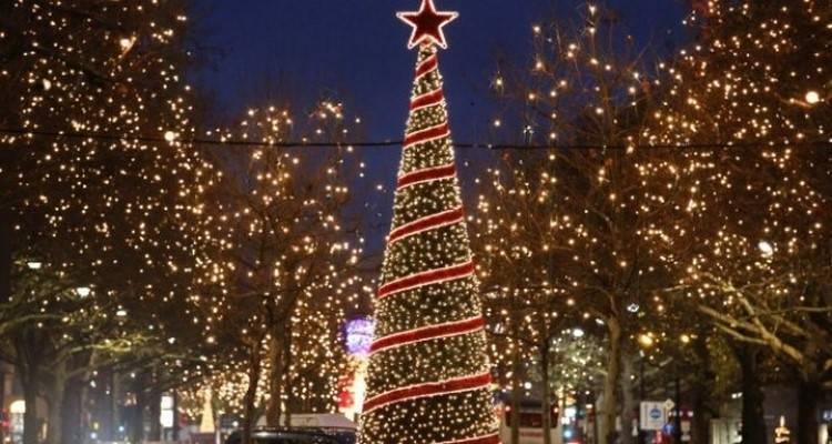 Ά&rho;&omega;&mu;&alpha; &Epsilon;&lambda;&lambda;ά&delta;&alpha;&sigmaf; &sigma;&tau;&omicron; &Chi;&rho;&iota;&sigma;&tau;&omicron;&upsilon;&gamma;&epsilon;&nu;&nu;&iota;ά&tau;&iota;&kappa;&omicron; &tau;&rho;&alpha;&pi;έ&zeta;&iota; &pi;&omicron;&upsilon; &laquo;έ&sigma;&tau;&rho;&omega;&sigma;&alpha;&nu;&raquo; &omicron;&iota; &omicron;&mu;&omicron;&gamma;&epsilon;&nu;&epsilon;ί&sigmaf; &sigma;&tau;&omicron; &Mu;ό&nu;&tau;&rho;&epsilon;&alpha;&lambda;