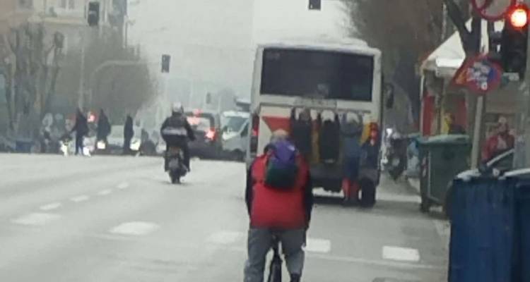 &Theta;&epsilon;&sigma;&sigma;&alpha;&lambda;&omicron;&nu;ί&kappa;&eta;: &Nu;&epsilon;&alpha;&rho;&omicron;ί &laquo;&kappa;&rho;&epsilon;&mu;ά&sigma;&tau;&eta;&kappa;&alpha;&nu;&raquo; &sigma;&tau;&omicron; &pi;ί&sigma;&omega; &mu;έ&rho;&omicron;&sigmaf; &alpha;&sigma;&tau;&iota;&kappa;&omicron;ύ &lambda;&epsilon;&omega;&phi;&omicron;&rho;&epsilon;ί&omicron;&upsilon; &mu;&epsilon; &kappa;ί&nu;&delta;&upsilon;&nu;&omicron; &tau;&eta; &zeta;&omega;ή &tau;&omicron;&upsilon;&sigmaf; [&epsilon;&iota;&kappa;ό&nu;&epsilon;&sigmaf;]