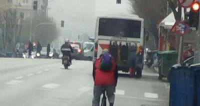 &Theta;&epsilon;&sigma;&sigma;&alpha;&lambda;&omicron;&nu;ί&kappa;&eta;: &Nu;&epsilon;&alpha;&rho;&omicron;ί &laquo;&kappa;&rho;&epsilon;&mu;ά&sigma;&tau;&eta;&kappa;&alpha;&nu;&raquo; &sigma;&tau;&omicron; &pi;ί&sigma;&omega; &mu;έ&rho;&omicron;&sigmaf; &alpha;&sigma;&tau;&iota;&kappa;&omicron;ύ &lambda;&epsilon;&omega;&phi;&omicron;&rho;&epsilon;ί&omicron;&upsilon; &mu;&epsilon; &kappa;ί&nu;&delta;&upsilon;&nu;&omicron; &tau;&eta; &zeta;&omega;ή &tau;&omicron;&upsilon;&sigmaf; [&epsilon;&iota;&kappa;ό&nu;&epsilon;&sigmaf;]