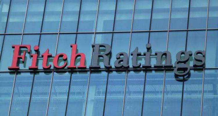 Fitch: &Alpha;&nu; &eta; &Epsilon;&lambda;&lambda;ά&delta;&alpha; &epsilon;&phi;&alpha;&rho;&mu;ό&sigma;&epsilon;&iota; &tau;&omicron; &pi;&rho;ό&gamma;&rho;&alpha;&mu;&mu;&alpha; &theta;&alpha; &alpha;&nu;&alpha;&beta;&alpha;&theta;&mu;&iota;&sigma;&tau;&epsilon;ί &mu;&epsilon;&sigma;&omicron;&pi;&rho;ό&theta;&epsilon;&sigma;&mu;&alpha;