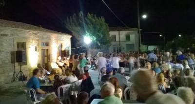 Πλατεία Φυσίνης: Όργανα και χοροί μετά από 25 χρόνια (photos)