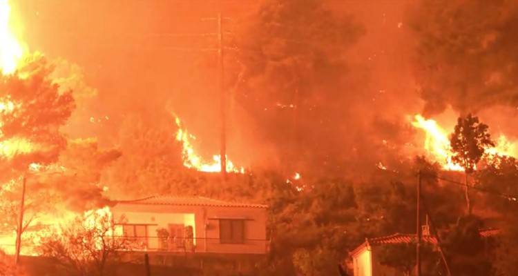 Φωτιά στην Εύβοια: Δραματικές ώρες - Στη θάλασσα φτάνουν οι φλόγες - Καίγονται σπίτια στο Πευκί