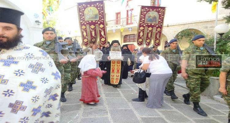 Κατακλύζουν οι πιστοί της Λήμνου την Αγία Τριάδα για να προσκυνήσουν το Τίμιο Ξύλο