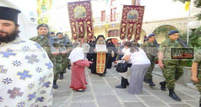 Κατακλύζουν οι πιστοί της Λήμνου την Αγία Τριάδα για να προσκυνήσουν το Τίμιο Ξύλο
