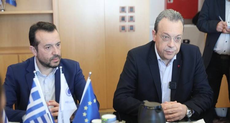 &Sigma;&epsilon; &epsilon;&mu;&phi;ύ&lambda;&iota;&omicron; &mu;&pi;&alpha;ί&nu;&epsilon;&iota; &omicron; &Sigma;&Upsilon;&Rho;&Iota;&Zeta;&Alpha;: Έ&rho;&chi;&omicron;&nu;&tau;&alpha;&iota; &epsilon;&xi;&epsilon;&lambda;ί&xi;&epsilon;&iota;&sigmaf; &kappa;&alpha;&iota; &alpha;&nu;&tau;&iota;&delta;&rho;ά&sigma;&epsilon;&iota;&sigmaf; &mu;&epsilon;&tau;ά &tau;&omicron; &xi;ή&lambda;&omega;&mu;&alpha; &Pi;&alpha;&pi;&pi;ά-&Zeta;&alpha;&chi;&alpha;&rho;&iota;ά&delta;&eta; &alpha;&pi;ό &tau;&omicron;&nu; &Phi;ά&mu;&epsilon;&lambda;&lambda;&omicron;