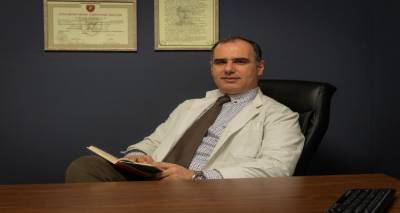 &Theta;. &Lambda;&omicron;ύ&kappa;&alpha;&sigmaf;: &laquo;&Alpha;&nu;&theta;&rho;ώ&pi;&omicron;&upsilon;&sigmaf; &pi;&omicron;&upsilon; &delta;&epsilon;&nu; &mu;&pi;&omicron;&rho;&omicron;ύ&nu; &nu;&alpha; &delta;&iota;&alpha;&chi;&epsilon;&iota;&rho;&iota;&sigma;&tau;&omicron;ύ&nu; έ&nu;&alpha; &sigma;ύ&lambda;&lambda;&omicron;&gamma;&omicron; &pi;ώ&sigmaf; &nu;&alpha; &tau;&omicron;&upsilon;&sigmaf; &epsilon;&mu;&pi;&iota;&sigma;&tau;&epsilon;&upsilon;&tau;&epsilon;ί&sigmaf; &tau;&iota;&sigmaf; &psi;&upsilon;&chi;έ&sigmaf; &epsilon;&nu;ό&sigmaf; &nu;&eta;&sigma;&iota;&omicron;ύ&raquo; (audio)