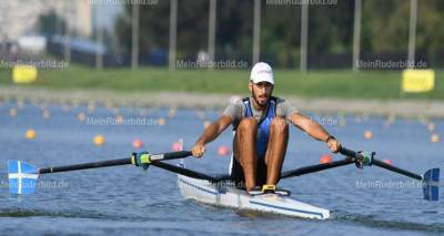 &Omicron; &Chi;ά&rho;&eta;&sigmaf; &Nu;&tau;&iota;&nu;&epsilon;&nu;ή&sigmaf; &alpha;&nu;ά&mu;&epsilon;&sigma;&alpha; &sigma;&tau;&alpha; &laquo;&chi;&rho;&upsilon;&sigma;ά&raquo; &pi;&alpha;&iota;&delta;&iota;ά &tau;&eta;&sigmaf; &epsilon;&lambda;&lambda;&eta;&nu;&iota;&kappa;ή&sigmaf; &kappa;&omega;&pi;&eta;&lambda;&alpha;&sigma;ί&alpha;&sigmaf;! (video)