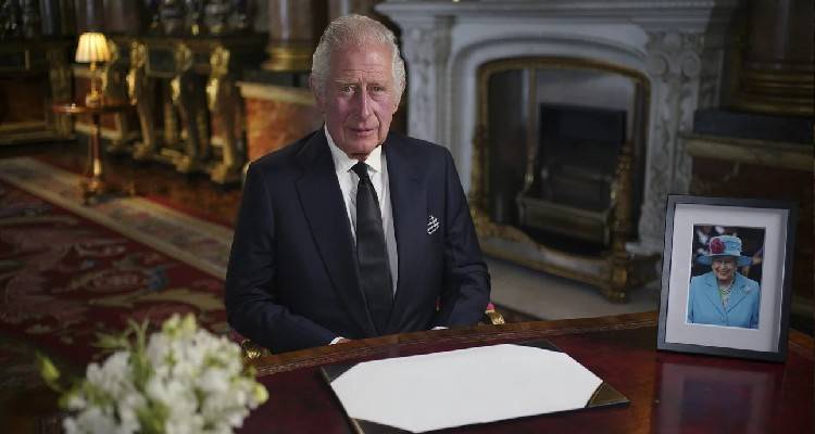 &Tau;&omicron; &pi;&rho;ώ&tau;&omicron; &delta;&iota;ά&gamma;&gamma;&epsilon;&lambda;&mu;&alpha; &tau;&omicron;&upsilon; &beta;&alpha;&sigma;&iota;&lambda;&iota;ά &Kappa;&alpha;&rho;ό&lambda;&omicron;&upsilon;: &laquo;&Delta;&epsilon;&sigma;&mu;&epsilon;ύ&omicron;&mu;&alpha;&iota; &nu;&alpha; &sigma;&alpha;&sigmaf; &upsilon;&pi;&eta;&rho;&epsilon;&tau;ή&sigma;&omega; &mu;&epsilon; &alpha;&phi;&omicron;&sigma;ί&omega;&sigma;&eta;, &sigma;&epsilon;&beta;&alpha;&sigma;&mu;ό &kappa;&alpha;&iota; &alpha;&gamma;ά&pi;&eta;&raquo;