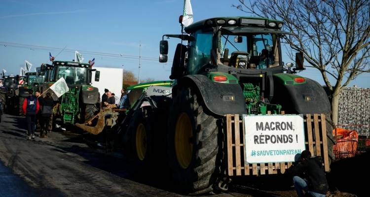 &Omicron; &Mu;&alpha;&kappa;&rho;ό&nu; &zeta;&eta;&tau;ά &beta;&omicron;ή&theta;&epsilon;&iota;&alpha; &alpha;&pi;ό &tau;&eta;&nu; &Epsilon;&Epsilon; &gamma;&iota;&alpha; &nu;&alpha; &alpha;&nu;&tau;&iota;&mu;&epsilon;&tau;&omega;&pi;ί&sigma;&epsilon;&iota; &tau;&eta;&nu; &kappa;&rho;ί&sigma;&eta; &mu;&epsilon; &tau;&omicron;&upsilon;&sigmaf; &alpha;&gamma;&rho;ό&tau;&epsilon;&sigmaf;