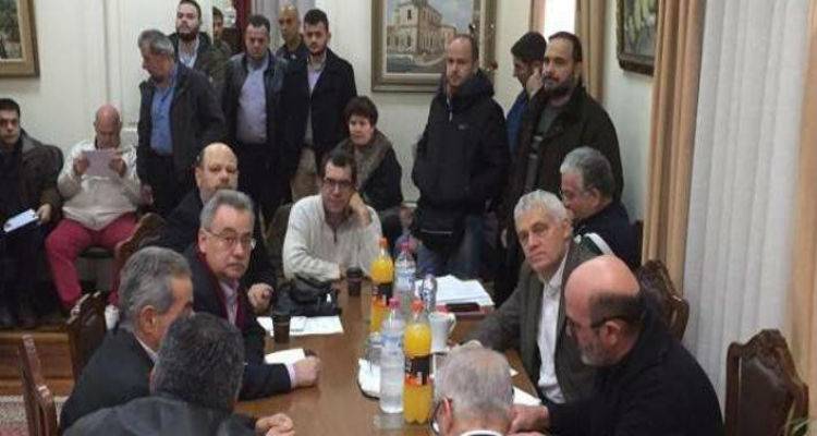 &laquo;&Theta;&epsilon;&rho;&mu;ή&raquo; &upsilon;&pi;&omicron;&delta;&omicron;&chi;ή &alpha;&gamma;&rho;&omicron;&tau;ώ&nu; &sigma;&epsilon; &Tau;&sigma;&iota;&rho;ώ&nu;&eta; &sigma;&tau;&omicron; &Alpha;ί&gamma;&iota;&omicron;: &Kappa;ά&nu;&epsilon;&iota;&sigmaf; &pi;&omicron;&lambda;&iota;&tau;&iota;&kappa;ή &gamma;&iota;&alpha; &tau;&omicron;&nu; &Sigma;ό&iota;&mu;&pi;&lambda;&epsilon; &kappa;&alpha;&iota; &tau;&alpha; &mu;&nu;&eta;&mu;ό&nu;&iota;&alpha;
