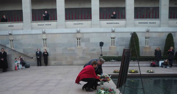 &Eta; &kappa;. &Delta;&epsilon;&sigma;&pi;&omicron;&tau;έ&rho;&eta; &kappa;&alpha;&iota; &omicron; &kappa;. Claven &tau;&eta; &sigma;&tau;&iota;&gamma;&mu;ή &pi;&omicron;&upsilon; &kappa;&alpha;&tau;&alpha;&theta;έ&tau;&omicron;&upsilon;&nu; &sigma;&tau;&epsilon;&phi;ά&nu;&iota; &sigma;&tau;&omicron; &Alpha;&upsilon;&sigma;&tau;&rho;&alpha;&lambda;&iota;&alpha;&nu;ό &Mu;&nu;&eta;&mu;&epsilon;ί&omicron; &Pi;&omicron;&lambda;έ&mu;&omicron;&upsilon; &epsilon;&kappa; &mu;έ&rho;&omicron;&upsilon;&sigmaf; &tau;&eta;&sigmaf; &Epsilon;&pi;&iota;&tau;&rho;&omicron;&pi;ή&sigmaf; &Mu;&nu;ή&mu;&eta;&sigmaf; &Lambda;ή&mu;&nu;&omicron;&upsilon;-&Kappa;&alpha;&lambda;&lambda;ί&pi;&omicron;&lambda;&eta;&sigmaf;