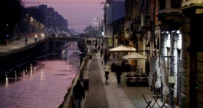 Κορωνοϊός: Πάγωσε ο χρόνος στο Μιλάνο -Αδειοι δρόμοι, καφέ και εστιατόρια, πρωτόγνωρες εικόνες