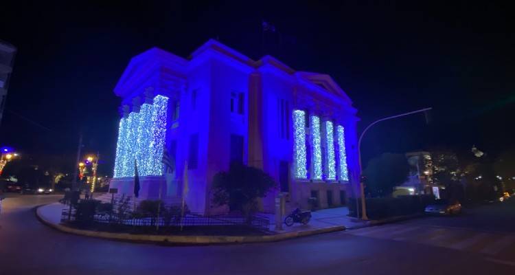 Εντυπωσιάζει ο Στολισμός του Κεντρικού Κτιρίου της Περιφέρειας Βορείου Αιγαίου στη Μυτιλήνη.