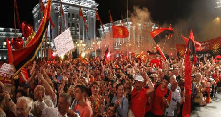 &Sigma;&upsilon;&lambda;&lambda;&alpha;&lambda;&eta;&tau;ή&rho;&iota;&omicron; &sigma;&tau;&alpha; &Sigma;&kappa;ό&pi;&iota;&alpha;: &Tau;&omicron; ό&nu;&omicron;&mu;ά &mu;&alpha;&sigmaf; &epsilon;ί&nu;&alpha;&iota; &Mu;&alpha;&kappa;&epsilon;&delta;&omicron;&nu;ί&alpha;, &laquo;ό&chi;&iota;&raquo; &sigma;&tau;&eta;&nu; &alpha;&lambda;&lambda;&alpha;&gamma;ή