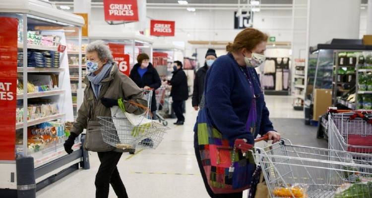 Βρετανία : Τα σούπερ μάρκετ προτρέπουν τους πελάτες να συνεχίσουν να φορούν μάσκα