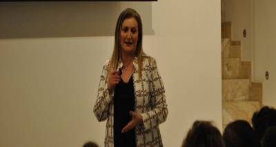 Ελένη Φαρμάκη: «ΑΠΟΡΙΑΣ ΑΞΙΟΝ»