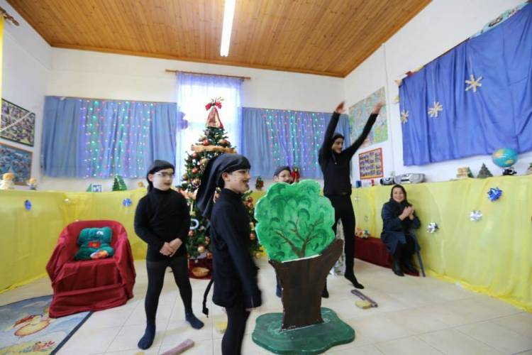 Τα παιδιά του Ειδικού Σχολείου Καλλιθέας υποδέχθηκαν τα καλικατζαράκια (photos)