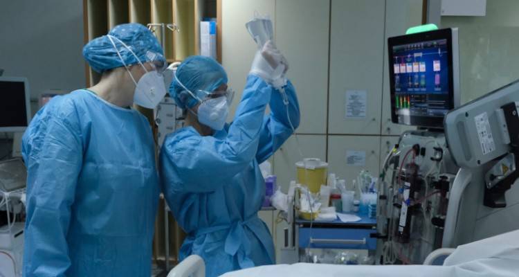 &Kappa;&omicron;&rho;&omega;&nu;&omicron;ϊό&sigmaf;: 2.633 &nu;έ&alpha; &kappa;&rho;&omicron;ύ&sigma;&mu;&alpha;&tau;&alpha; -43 &nu;&epsilon;&kappa;&rho;&omicron;ί, 479 &delta;&iota;&alpha;&sigma;&omega;&lambda;&eta;&nu;&omega;&mu;έ&nu;&omicron;&iota;