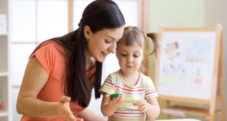 «Νταντάδες της γειτονιάς»: Πότε ξεκινά το πρόγραμμα, ποιους αφορά