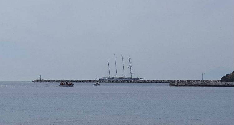 &Eta; &Lambda;ή&mu;&nu;&omicron;&sigmaf; &upsilon;&pi;&omicron;&delta;έ&chi;&theta;&eta;&kappa;&epsilon; &tau;&omicron; &pi;&omicron;&lambda;&upsilon;&tau;&epsilon;&lambda;έ&sigmaf; &iota;&sigma;&tau;&iota;&omicron;&phi;ό&rho;&omicron; &kappa;&rho;&omicron;&upsilon;&alpha;&zeta;&iota;&epsilon;&rho;ό&pi;&lambda;&omicron;&iota;&omicron; &laquo;Star Clipper&raquo; (photos)