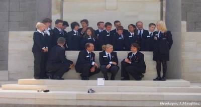 2005: Μαθητές της Αυστραλίας κλείνουν το γόνυ στους τάφους των προγόνων τους στη Λήμνο (φωτό αρχείου)
