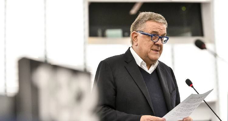 Qatargate: &Kappa;&alpha;&tau;&alpha;&theta;έ&tau;&epsilon;&iota; &sigma;ή&mu;&epsilon;&rho;&alpha; &omicron; &Pi;&alpha;&nu;&tau;&sigma;έ&rho;&iota;, &kappa;&rho;ί&nu;&epsilon;&iota; &kappa;&alpha;&iota; &tau;&eta;&nu; &tau;ύ&chi;&eta; &tau;&eta;&sigmaf; &Kappa;&alpha;ϊ&lambda;ή | &Tau;&iota; &delta;&epsilon;&sigma;&mu;&epsilon;ύ&tau;&eta;&kappa;&epsilon; &nu;&alpha; &alpha;&pi;&omicron;&kappa;&alpha;&lambda;ύ&psi;&epsilon;&iota;