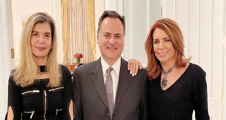 &Tau;&alpha; &kappa;&alpha;&tau;ά&phi;&epsilon;&rho;&epsilon; &omicron; &Lambda;&eta;&mu;&nu;&iota;ό&sigmaf; &Gamma;. &Kappa;&omega;&nu;&sigma;&tau;&alpha;&nu;&tau;έ&lambda;&lambda;&eta;&sigmaf; | &Eta; &laquo;&Sigma;&mu;ύ&rho;&nu;&eta; &mu;&omicron;&upsilon; &Alpha;&gamma;&alpha;&pi;&eta;&mu;έ&nu;&eta;&raquo; &sigma;&tau;&omicron; Metropolitan Museum of Arts &tau;&eta;&sigmaf; &Nu;έ&alpha;&sigmaf; &Upsilon;ό&rho;&kappa;&eta;&sigmaf;