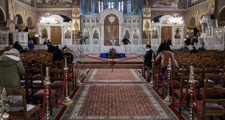 Τα διαφορετικά φετινά Θεοφάνια: Με αποστάσεις οι πιστοί στις εκκλησίες, αλλά κοινώνησαν!