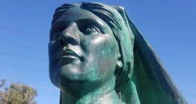 &Tau;&omicron; &mu;&nu;&eta;&mu;&epsilon;ί&omicron; &Lambda;ή&mu;&nu;&omicron;&upsilon; &Kappa;&alpha;&lambda;&lambda;ί&pi;&omicron;&lambda;&eta;&sigmaf; &alpha;&pi;&omicron;&kappa;&alpha;&tau;&alpha;&sigma;&tau;ά&theta;&eta;&kappa;&epsilon; &kappa;&alpha;&iota; &omicron;&iota; &pi;&rho;&omicron;&sigma;&tau;ά&tau;&epsilon;&sigmaf; &tau;&omicron;&upsilon; &alpha;&nu;&tau;&alpha;&mu;&epsilon;ί&phi;&theta;&eta;&kappa;&alpha;&nu;