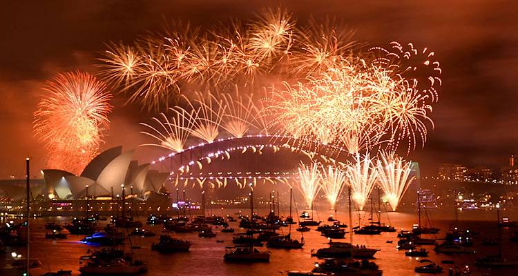 2023: &Omicron; &pi;&lambda;&alpha;&nu;ή&tau;&eta;&sigmaf; &upsilon;&pi;&omicron;&delta;έ&chi;&tau;&eta;&kappa;&epsilon; &tau;&omicron; &nu;έ&omicron; έ&tau;&omicron;&sigmaf;