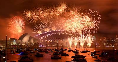 2023: &Omicron; &pi;&lambda;&alpha;&nu;ή&tau;&eta;&sigmaf; &upsilon;&pi;&omicron;&delta;έ&chi;&tau;&eta;&kappa;&epsilon; &tau;&omicron; &nu;έ&omicron; έ&tau;&omicron;&sigmaf;