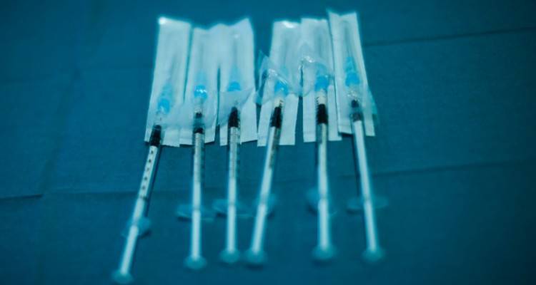 Στα άκρα η κόντρα ΕΕ-AstraZeneca: Μπλόκο στις εξαγωγές στη Βρετανία, έφοδος με εντολή Κομισιόν στις εγκαταστάσεις για επιθεώρηση